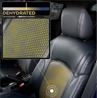 日産が開発したドライバーの脱水症状防止システム。汗を感知するとシート生地が黄色に