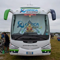 オリカ・グリーンエッジのチームバス。カンガルーとギター風船がお出迎え