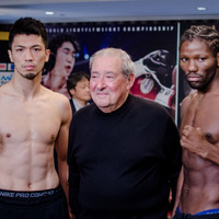 村田諒太（左）とボブ・アラム（中央）、アッサン・エンダム（2017年10月21日）