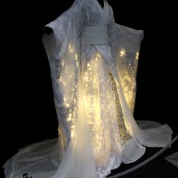 光るドレスの電気回路は接着剤、セメダインの導電ペースト【ウェアラブルEXPO】 画像