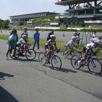 　未就学児童から中学生までの自転車選手が参加するCSCクリテリウム大会第4戦が8月21日に静岡県伊豆市の日本サイクルスポーツセンターで開催された。レースはアスファルトの照り返しが強烈な5kmサーキット内に特設された1周500mのコースで行われた。中学生の部では、前