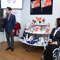 高橋大輔、コラボグッズに興味津々…東京2020ライセンス商品ショールーム