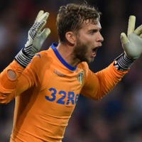 これは素敵！試合中のGKに帽子を貸したファンが話題に
