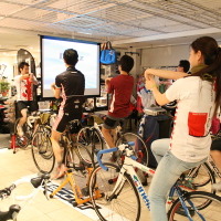 　東京・青山にショップを構えるNicole EuroCycle青山は10月も恒例のワークショップを開催し、自転車に乗り始めた人をサポートする。特にローラー台を使ったバイシクルフィットネスが人気だ。店内で大型スクリーンと少し大きめの音楽を聞きながらペダルをこぐ。始めて間