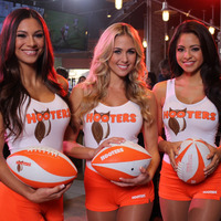 スーパーボウルLIVE放送イベント、HOOTERSが開催