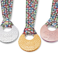 東京マラソン2018表彰メダル公開…TANAKAホールディングス提供