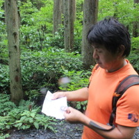地図とコンパスを使いながら進む山本さん。近年はGPSを使う人も多いらしい。
