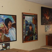 数々の美術作品が廊下に掲示されている