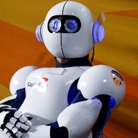 仰天！2030年のサッカー界では「ロボット審判」が試合を裁く？