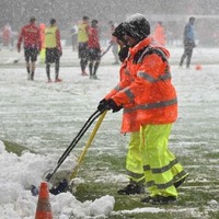 J2新潟、すげぇ！スタジアムの除雪作業に600人が集結、芝生も見えてきた 画像