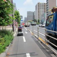 　自転車ツーキニストのトレンドリーダー、疋田智の連載コラム「自転車ツーキニストでいこう！」の最新コラムが公開されました。今回の内容は「これ以上ない最悪さ、国道１４号線　亀戸殺人自転車道の愚」と題して、自転車利用者が通行する際にトラブルが発生しかねない