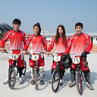 　中国の広州で開催されているアジア競技大会は11月19日、広州自転車競技場BMXコースでBMX競技の男女レースが行われ、男子は阪本章史（アンオーソライズド）が2位、三瓶将廣（レッドライン）が3位、女子は三輪郁佳（フリーエージェント伯和）が2位となった。飯端美樹（