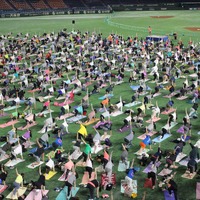 東京ドームのグラウンドで夜ヨガイベント「YOGA in 東京ドーム」5月開催