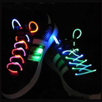 夜のランニング安全サポート、バッテリーで3段階に光る靴紐 画像