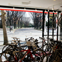 　Nicole EuroCycleの2号店となるNicole EuroCycle駒沢が12月16日に東京都世田谷区の駒沢公園西口正面にオープンした。2009年3月に開店したNicole EuroCycle青山に続く店舗で、ヨーロッパの高級ブランドを取り扱うとともに、初級者講座やセミナーなどを積極的に開催。ア