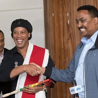 【動画】ロナウジーニョは今でもスーパースター！エチオピアでの歓迎ぶりがスゴすぎた 画像