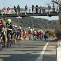 　TCF（東京都自転車競技連盟）普及委員会による2010年最後のジュニアレース＆スクールが12月26日に千葉県のフレンドリーパーク上総で開催された。千葉、東京、神奈川、静岡、埼玉、群馬、福島などから59人の小中学生が参加。エキップアサダの浅田顕代表や女子チームの