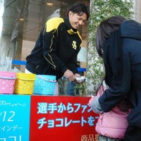 女性ファンにチョコを渡すソフトバンク・東浜巨【写真：藤浦一都】