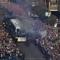 チームバスを取り囲むサポーター　photo/Getty Images