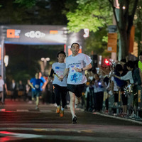 夜の東京・丸の内を600人以上のランナーが快走…ブルームバーグ スクエア・マイル・リレー 東京