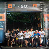 夜の東京・丸の内を600人以上のランナーが快走…ブルームバーグ スクエア・マイル・リレー 東京