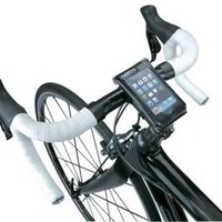 　各種アプリを使用して自転車用アクセサリーとしても活躍しているiPhone。トピークから専用の防水バッグが発売される。付属のF55フィクサーは、自転車のステムなどに装着可能。ワンタッチで着脱が可能な機能を装備する。バッグの上からでも操作可能で、裏面のカメラレ
