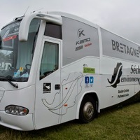 ブルターニュ・セシュのチームバス（ツール・ド・フランス14）