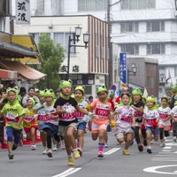 がまマスクをかぶって激走する奇祭「筑波山がまレース」8月開催