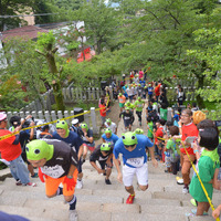 がまマスクをかぶって激走する奇祭「筑波山がまレース」8月開催
