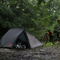 自転車を置けるサイクリスト向けツールームテント「バックフリップバイシクルテント」発売 画像