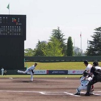 伊藤智仁監督の4球目「渾身のスライダー」スコアボードには25年前のラインナップが表示された【写真：秋山健一郎】
