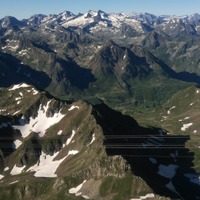 ピック・デュ・ミディ天文台からスペイン国境の山々を望む。ツールマレー峠が左下に小さく見える