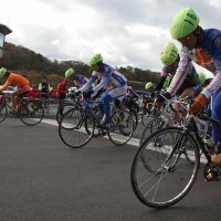 東京都自転車競技選手権大会は12月2日にトラックレースが、同3日にロードレースが静岡県伊豆市の日本サイクルスポーツセンターで行われ、男子登録者クラスのロードレースで西谷雅史（39＝チームオーベスト）が優勝した。