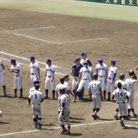 まさかの逆転負けに呆然と挨拶に並ぶ横浜選手たち