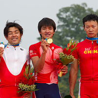 　中国の広州で開催されている第16回アジア競技大会は11月22日、ロード競技の男子個人ロード（距離180km）が行われ、宮澤崇史（32＝チームNIPPO）がトップと同タイムの2位、鈴木真理（35＝シマノレーシング）が同タイムの12位に入った。優勝はホンコン・チャイナの黄金
