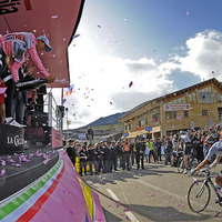 　ジロ・デ・イタリアは5月15日、メッシーナ～エトナ間の169kmで第9ステージが行われ、サクソバンク・サンガードのアルベルト・コンタドール（28＝スペイン）が他の有力選手に50秒差をつけて区間優勝。ボーナスタイムも20秒獲得し、総合成績でも首位に立ちマリアローザ