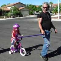 ファンキーなおじいちゃんが孫を安全に3輪車へ乗せようとした結果… 画像