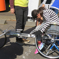 陸上競技用車いすを使ったパラ競技体験会が「東京都 ランナー応援イベント」で開催