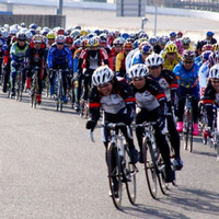 　１月４日に栃木県茂木町のツインリンクもてぎサーキットで「2007もてぎ100kmサイクルマラソン」が行われ、547人が走り初めを行った。同イベントにはブリヂストン・アンカーやスキル・シマノのメンバーも参加し、一般参加者との交流を図った。