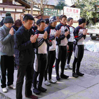 　1月15日にブリヂストン・アンカーレーシングチーム一同が川越市氷川神社に初詣に向かった。07年のレース活動の安全祈願と必勝祈願への誓いを込めてのお参りをした。