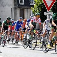 ツール・デュ・リムザン第3ステージ、チームメイトらと山岳賞のペリーグ・ケムヌーをサポートしながら走る新城