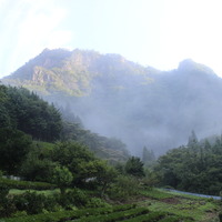 奥久慈の岩峰・男体山。標高653.8ｍ。一等三角点がある。地元だけではなく、近隣の県からの登山者も多い名峰である。