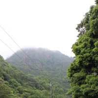 2年前の男体山の写真、その1。大円地駐車場付近からの男体山。頂上が雲で霞んでいる。この時は登山ツアーの取材で、同行者の方はツアー参加者と開催者。このあと、土砂降りの大雨に。