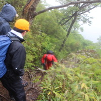 2年前の男体山の写真、その4。下山開始。恐怖の連続鎖場が始まった。