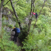 2年前の男体山の写真、その6。健脚コースの鎖場下山風景。雨で鎖と岩が濡れて、更に下山を困難にした。