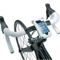 　各種アプリを使用して自転車用アクセサリーとしても活躍しているiPhone。トピークから専用の防水バッグ「フォン　ドライバッグ」にホワイトカラーが加わった。付属のF55フィクサーにより自転車のステムなどに装着可能。ワンタッチで着脱が可能な機能を装備する。バッ