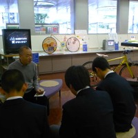 　便利で楽しい自転車のあり方を考える「大阪の自転車を考え展」が大阪市のアサコムホールで11月17日まで開催されている。自転車のルールや走行マナーが問題視されている中、自由な発想で問題点の改善や魅力的な自転車スタイルを提案するもの。会場にはそれぞれ強烈な個