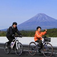 「ふじのくにサイクルフェス2011 in 新東名」が11月26、27日に静岡県の新東名高速道路本線上で開催され、およそ8,000人のサイクリストが開通前の高速道路を疾駆した。