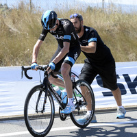 ブエルタ・ア・エスパーニャ第12ステージで自転車を交換するクリストファー・フルーム