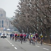 　日本学生自転車競技連盟の主催する第6回明治神宮外苑大学クリテリウムが2月19日に開催される。東京都の明治記念館前をスタート/ゴールとし、国立競技場や神宮球場、秩父宮ラグビー場などの学生スポーツの中心地を横目に走る明治神宮外苑周回コース（1周1.5km）。全8カ